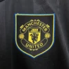Camiseta Manchester United negra 2025-2026 escudo