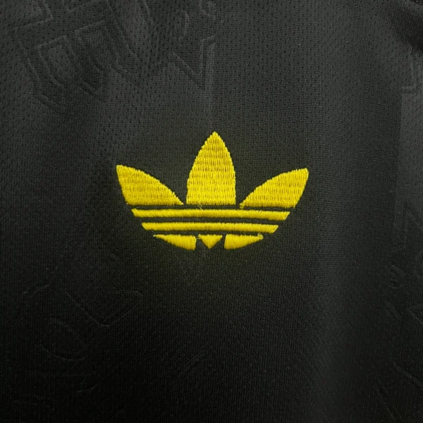 Camiseta Manchester United negra 2025-2026 logo