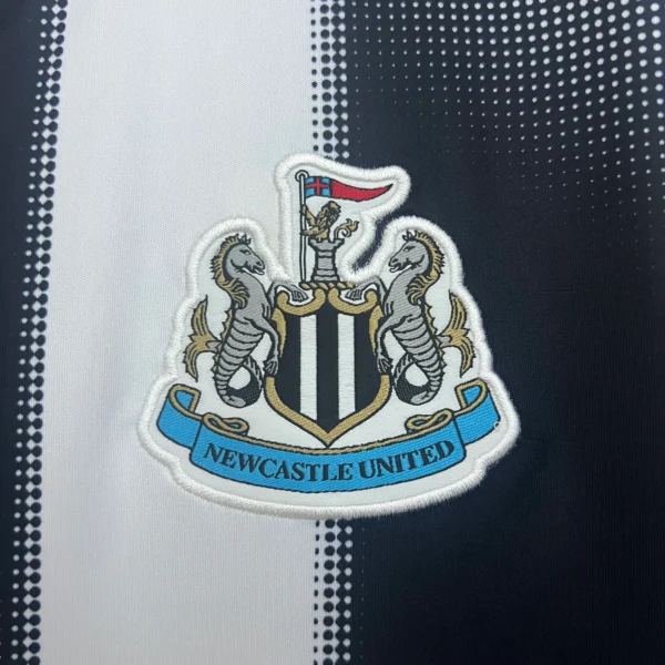 Camiseta Newcastle United Tonali 2025-2026 escudo