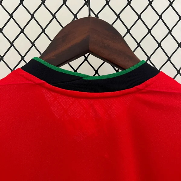 Camiseta Portugal Ronaldo 2024-2025 cuello anterior