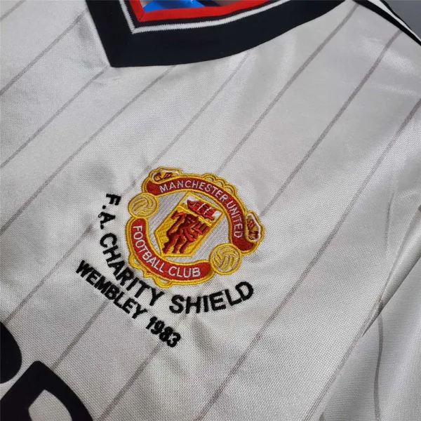 Camiseta blanca Manchester United 1982-1983 escudo