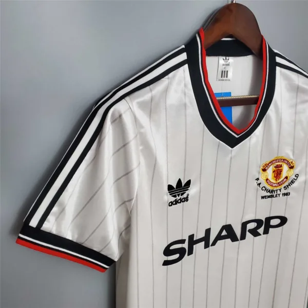 Camiseta blanca Manchester United 1982-1983 hombro