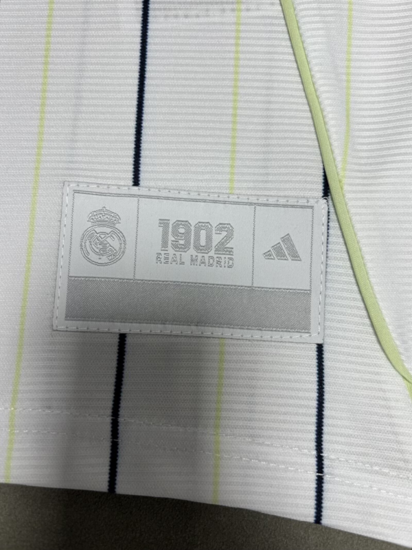 Camiseta blanca retro Real Madrid US Pack 2025 etiqueta