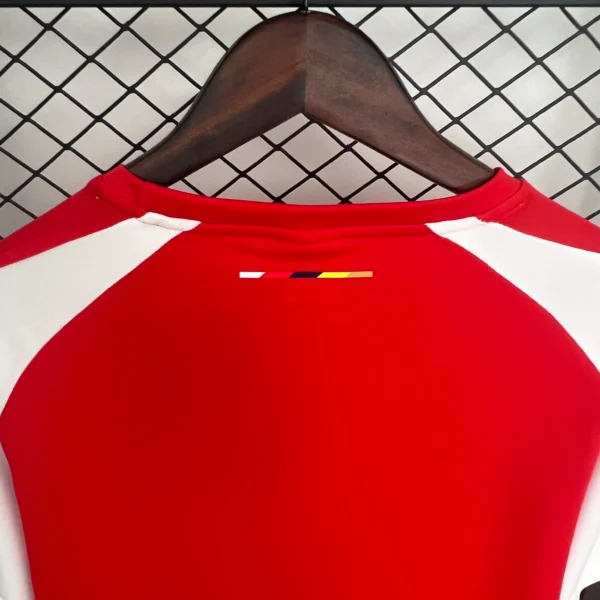 Camiseta retro Arsenal Özil 2014-2015 cuello anterior