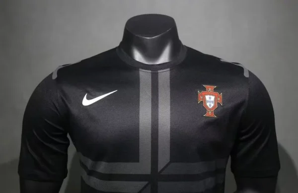 Camiseta retro Portugal negra 2013 cuello