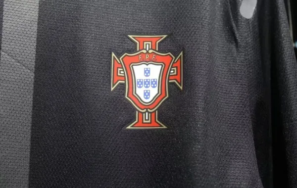 Camiseta retro Portugal negra 2013 escudo
