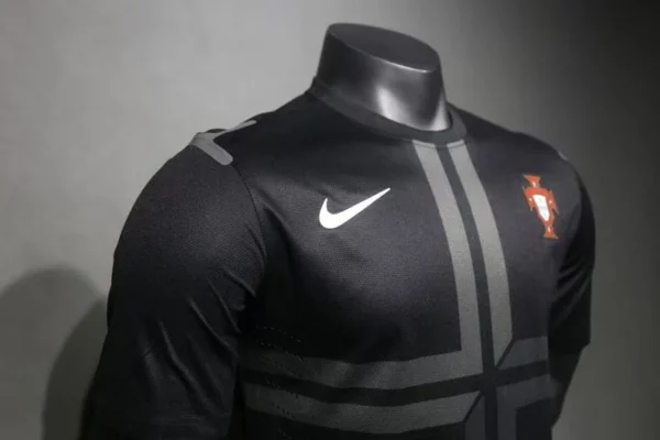Camiseta retro Portugal negra 2013 hombro