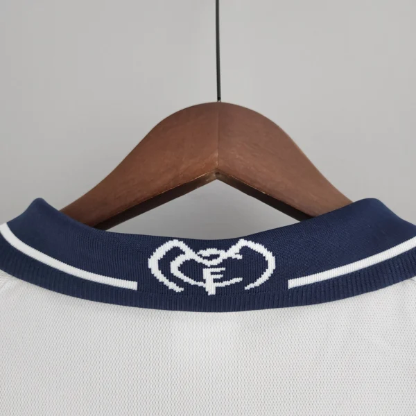 Camiseta retro Real Madrid Raúl 2000-2001 cuello anterior