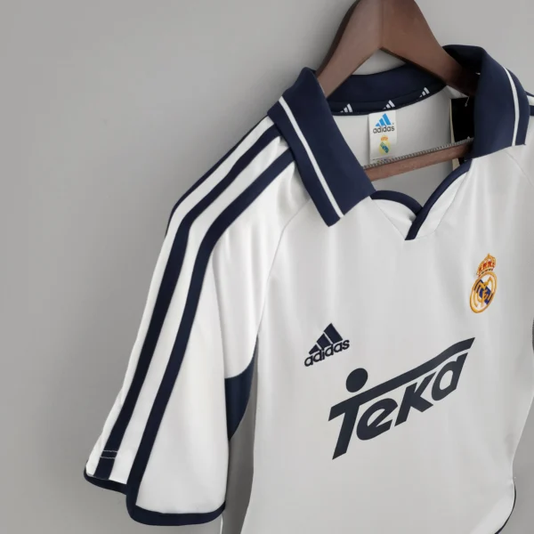 Camiseta retro Real Madrid Raúl 2000-2001 hombro