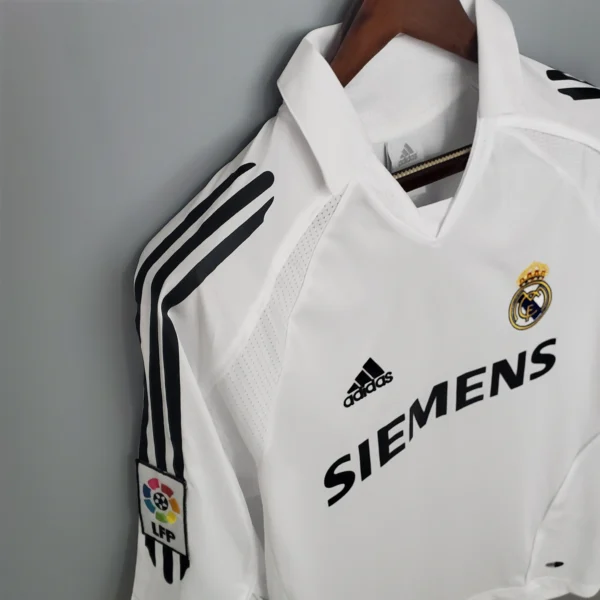Camiseta retro Real Madrid Raúl 2005-2006 blanco hombro