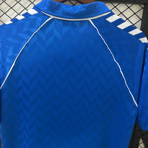 Camiseta retro Real Madrid azul 1986-1988 cuello anterior