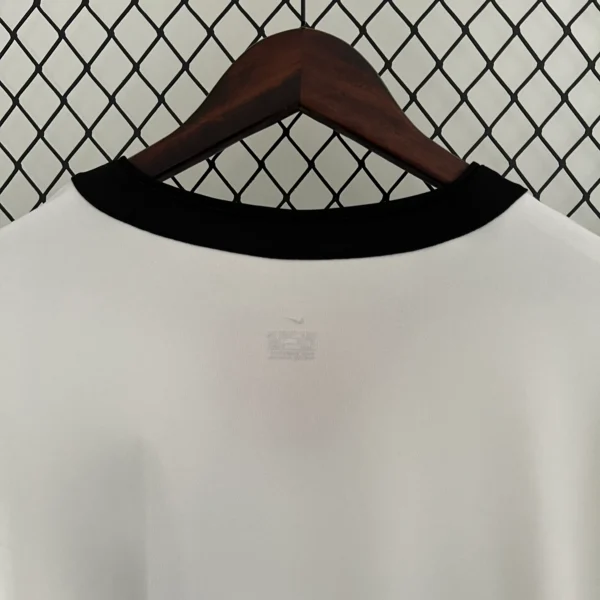 Camiseta retro blanca Manchester United 2002-2003 cuello anterior