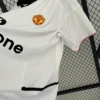 Camiseta retro blanca Manchester United 2002-2003 lateral
