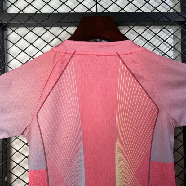 Conjunto niño FC Barcelona rosa 2025-2026 cuello anterior
