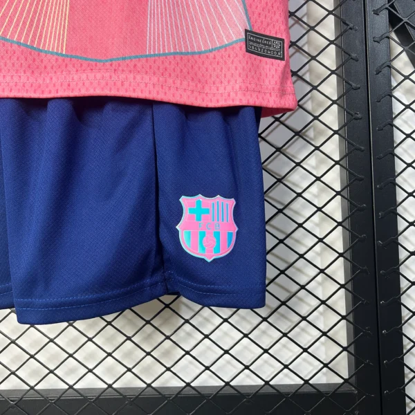 Conjunto niño FC Barcelona rosa 2025-2026 escudo abajo