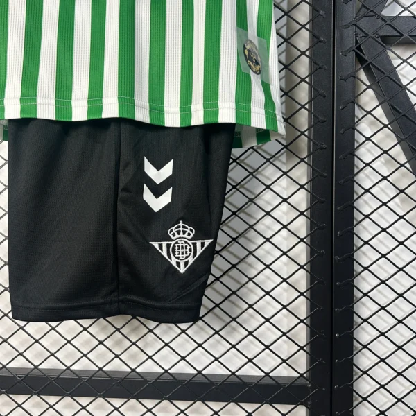 Conjunto niño Real Betis Final Conference league 2025-2026 escudo pantalon corto