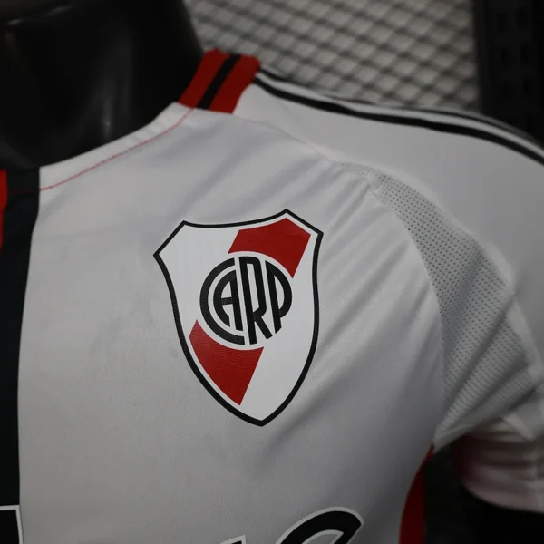 Nueva Camiseta River Plate 2025-2026 escudo