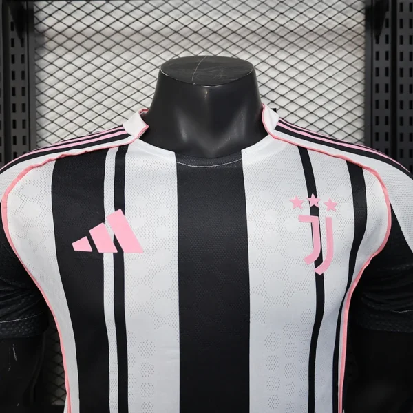 Nueva camiseta Juventus 2025-2026 cuello