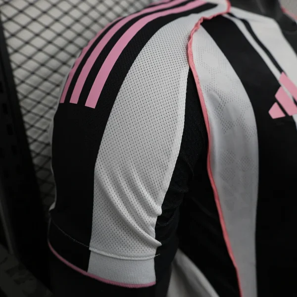 Nueva camiseta Juventus 2025-2026 hombro