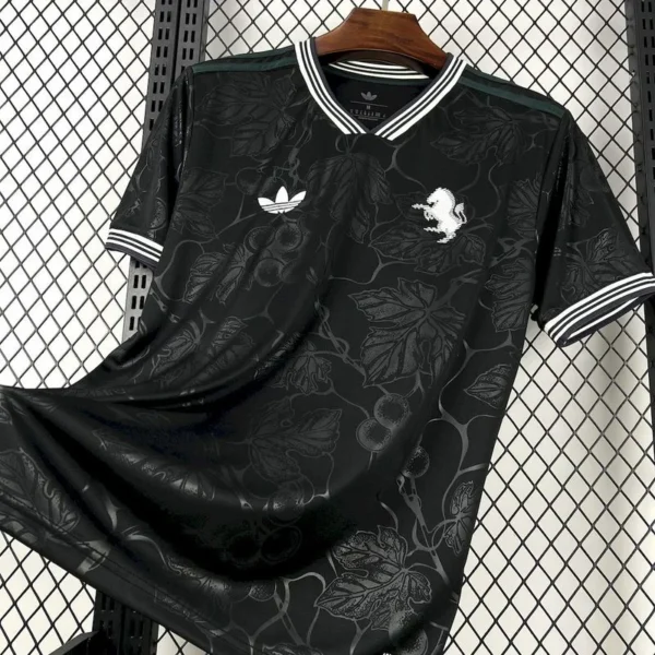Nueva camiseta Juventus negra 2025-2026 lateral