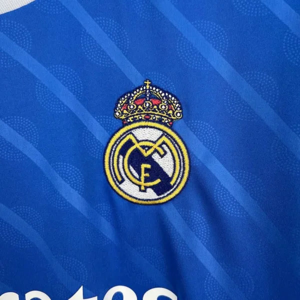 Nueva camiseta Real Madrid 2025-2026 azul escudo