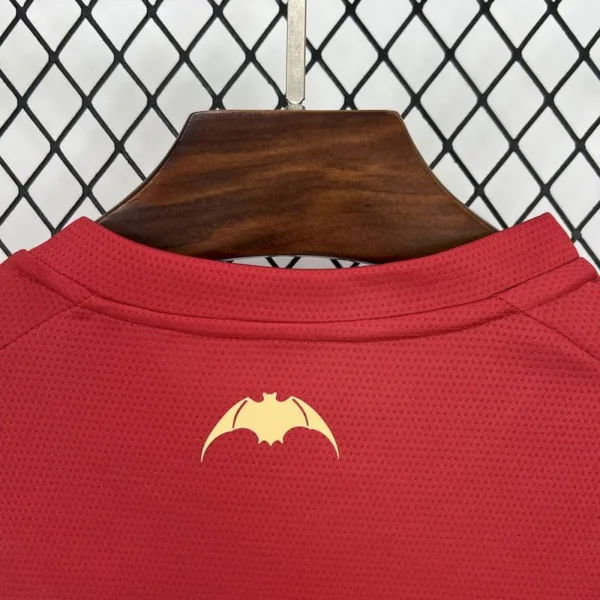 Nueva camiseta Valencia CF roja 2025-2026 cuello anterior