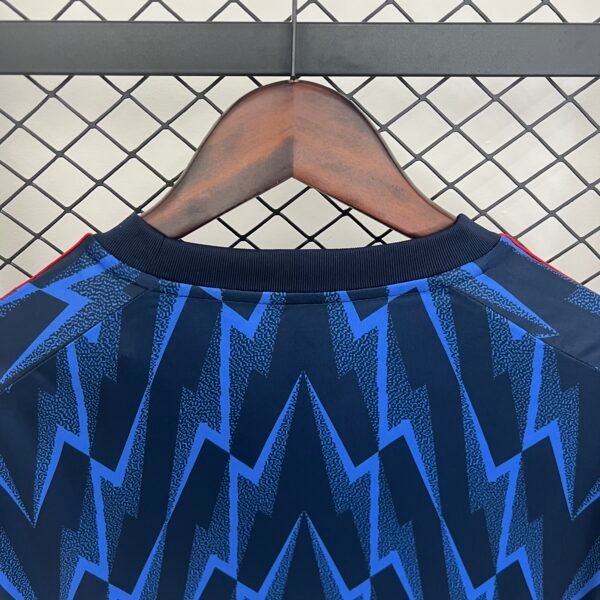 Camiseta azul Arsenal 2025-2026 cuello anterior