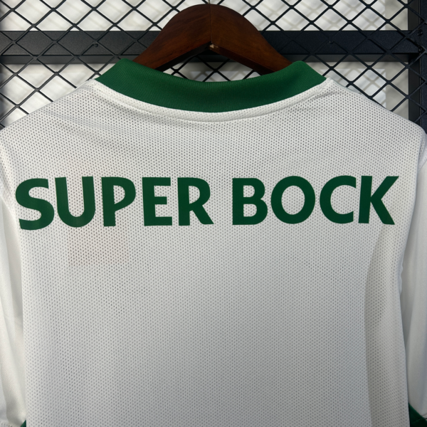 Camiseta blanca Sporting Lisboa 2025-2026 cuello anterior