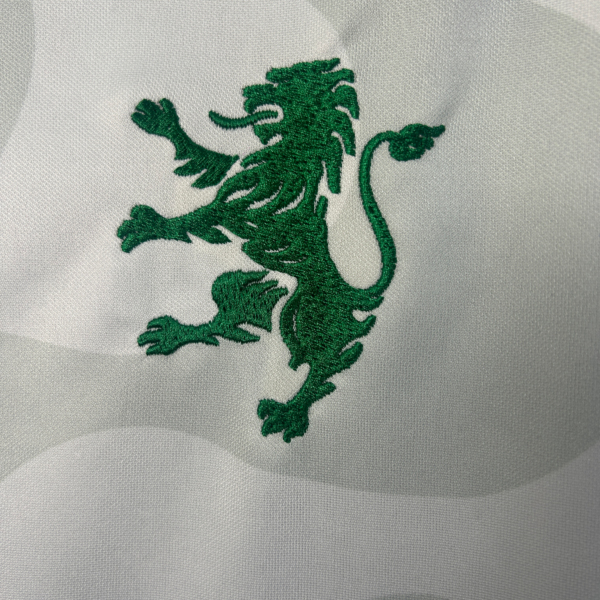 Camiseta blanca Sporting Lisboa 2025-2026 escudo