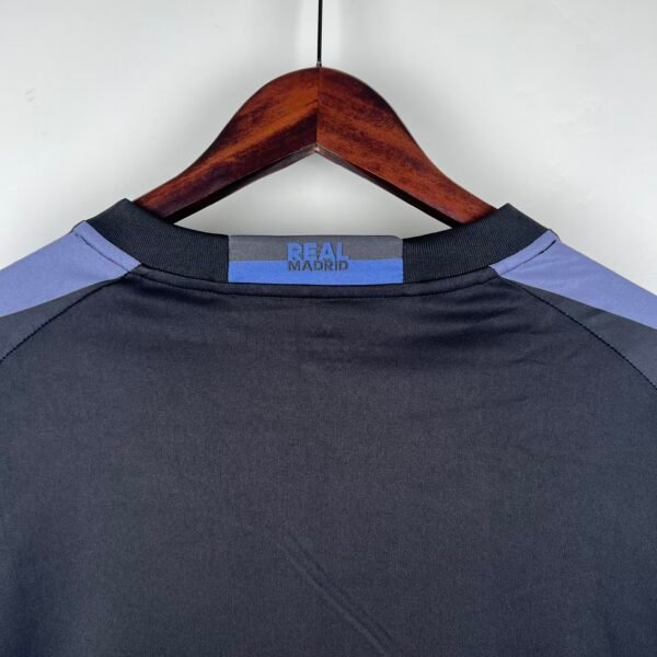 Camiseta negra Real Madrid 2016-2017 manga larga cuello anterior