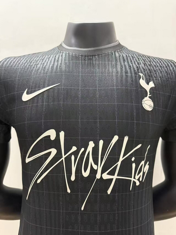 Camiseta negra Tottenham x SXVAVKIDS 2025-2026 cuello