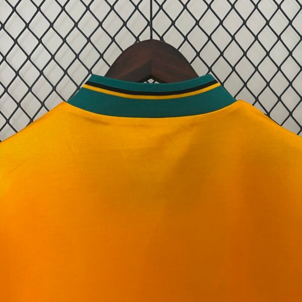 Camiseta retro Bayern Munich amarilla 1993-1995 cuello anterior