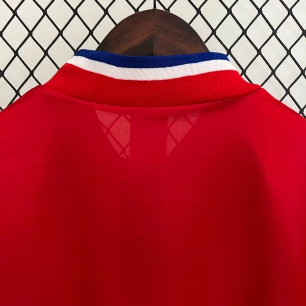 Camiseta retro Bayern Munich roja 1993-1995 cuello anterior