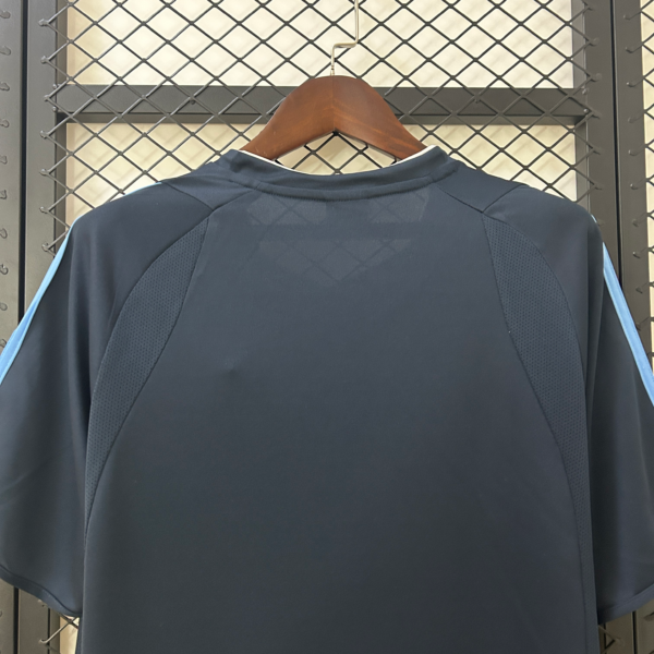 Camiseta retro Real Madrid Azul 2003-2004 cuello anterior