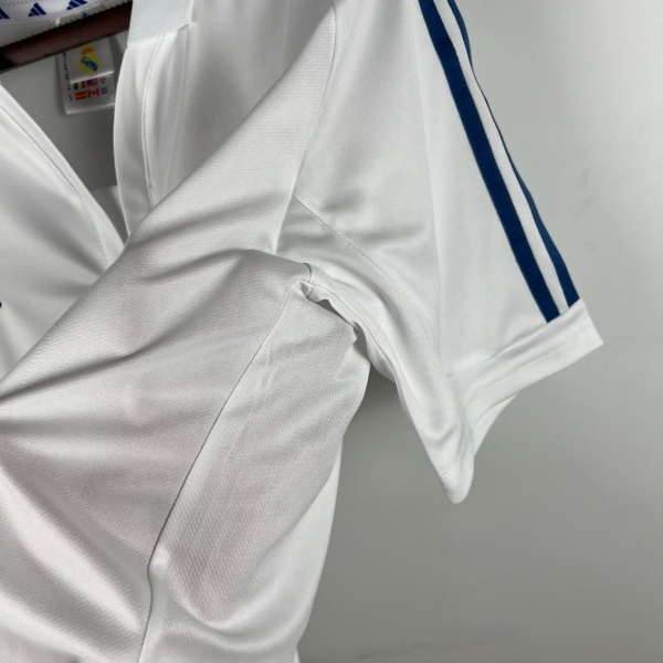 Camiseta retro Real Madrid Blanca 2001-2002 lateral