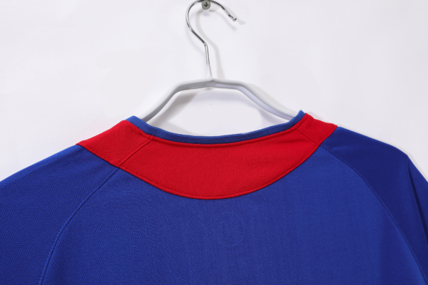 Camiseta retro azul Manchester United 2005-2006 cuello anterior