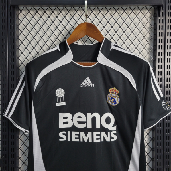 Camiseta retro negra Real Madrid 2006-2007 cuello