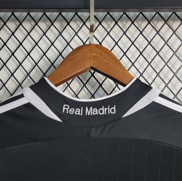 Camiseta retro negra Real Madrid 2006-2007 cuello anterior