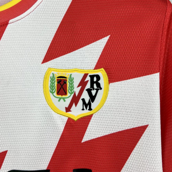 Camiseta roja Rayo Vallecano 2025-2026 escudo