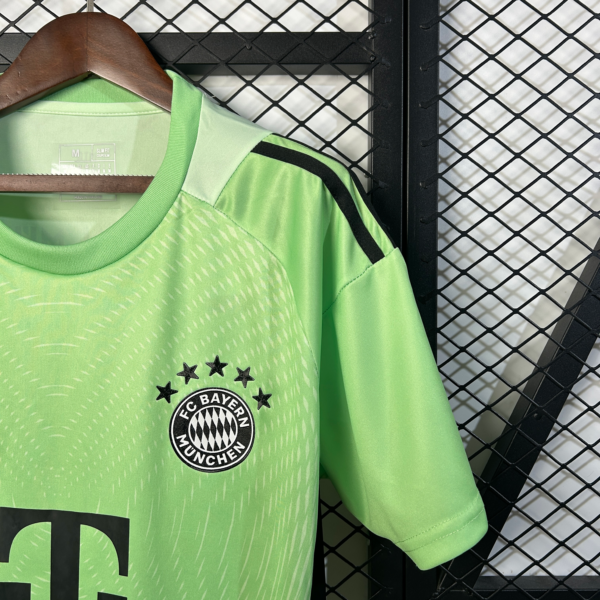 Camiseta verde Bayern Munich 2025-2026 hombro