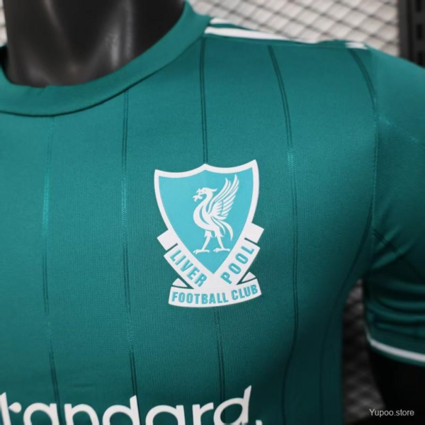 Camiseta verde Liverpool 2025-2026 escudo