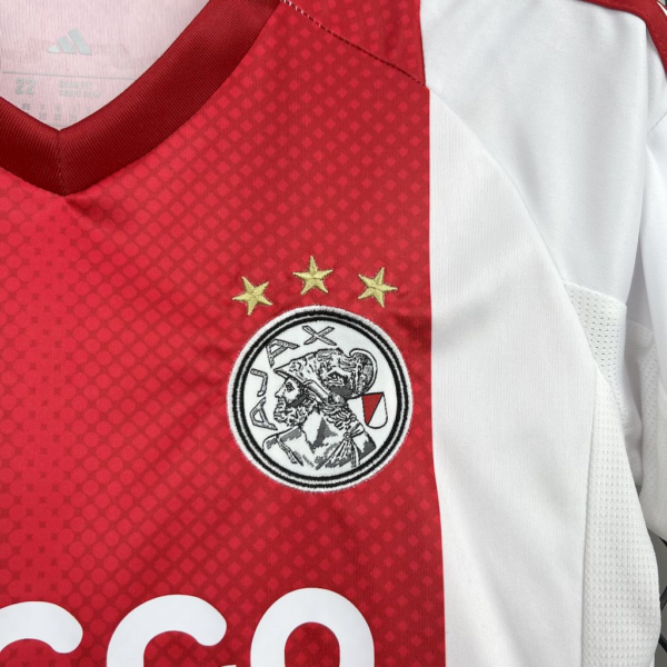 Conjunto niño Ajax rojo-blanco 2025-2026 escudo