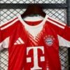 Conjunto niño Bayern Munich roja 2025-2026 cuello