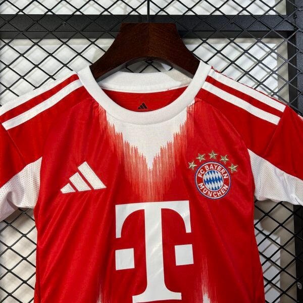 Conjunto niño Bayern Munich roja 2025-2026 cuello
