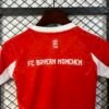 Conjunto niño Bayern Munich roja 2025-2026 cuello anterior