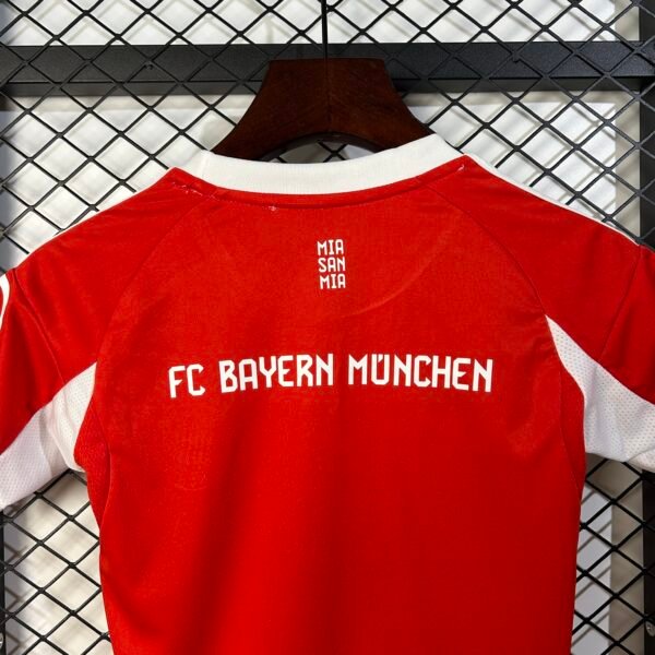 Conjunto niño Bayern Munich roja 2025-2026 cuello anterior