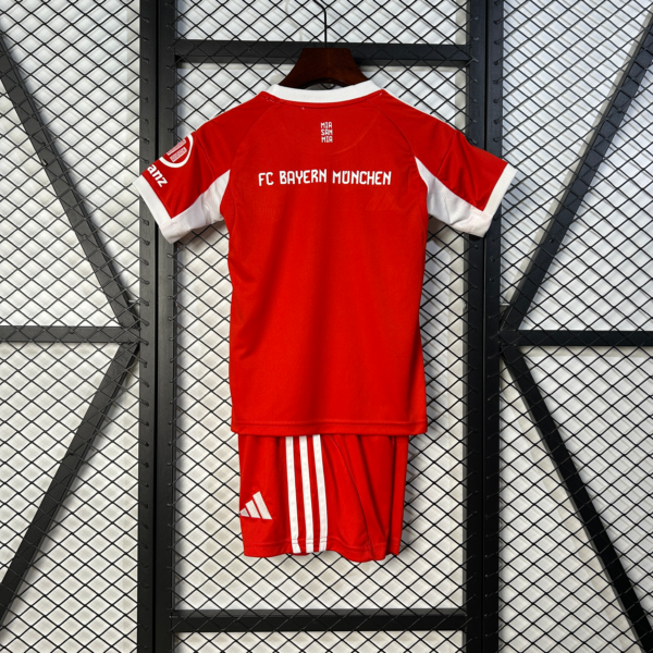 Conjunto niño Bayern Munich roja 2025-2026 dorsal