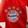 Conjunto niño Bayern Munich roja 2025-2026 escudo -1