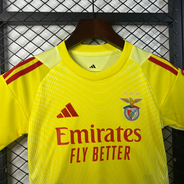 Conjunto niño Benfica 2025-2026 amarillo cuello posterior