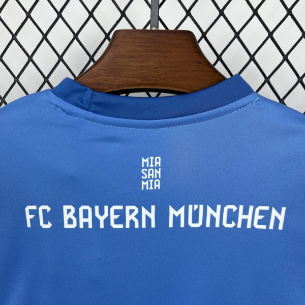 Conjunto niño azul Bayern Munich 2025-2026 cuello anterior